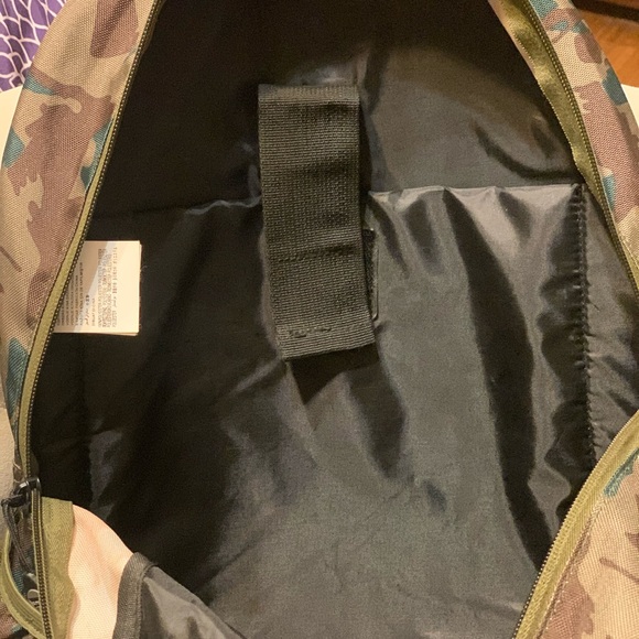 Full size Levi back pack with zipper front pouch and two netted side pouches EUC - Picture 4 of 5